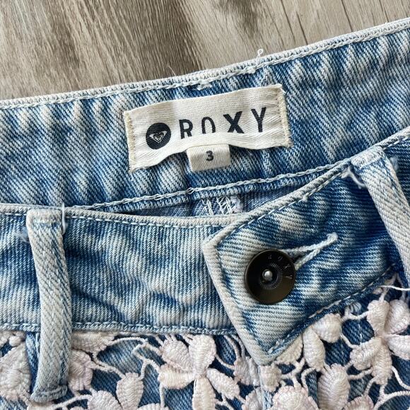 Roxy Women’s Pink Acid Wash Denim Shorts Size 3 Crochet Floral Overlay - Picture 2 of 9